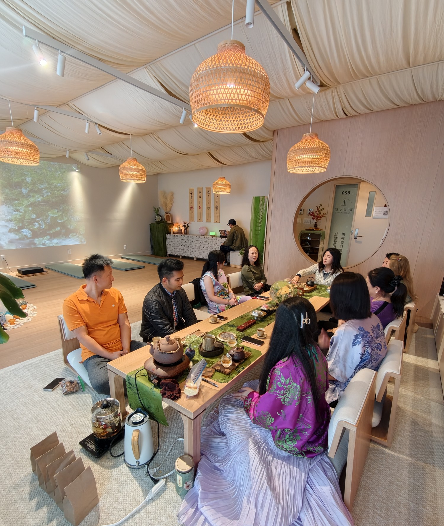 围坐茶席,延续彼此的交流